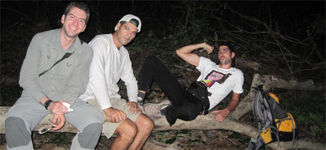 Nacho Medina, Frank y Santi Trancho hacen noche en la selva. | Molinos de Papel