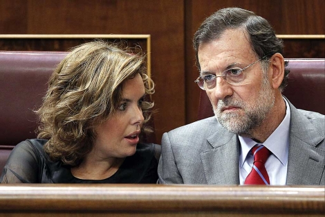Senz de Santamara y Rajoy, ayer, en el pleno extraordinario del Congreso. | Efe / Ch. Moya