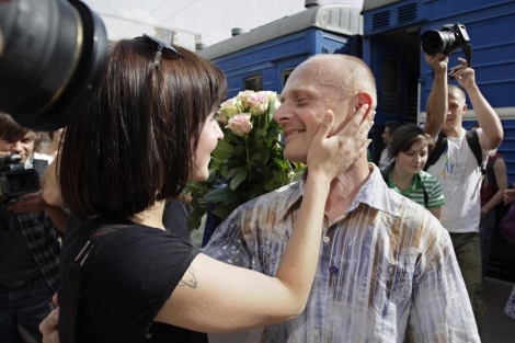 Uno de los presos liberados tras ser detenido durante unas protestas en Bielorrusia. | Efe
