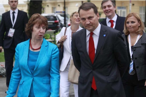 Catherine Ashton y el ministro de Exteriores polaco, en Sopot. | Reuters