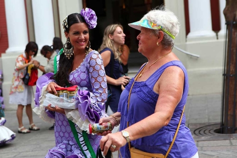 Una 'dama' del verdeo regala aceitunas a turistas en Sevilla capital. | Jess Morn
