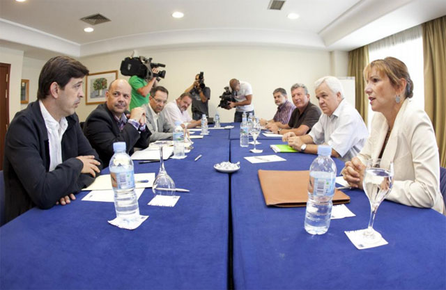 Responsables de CC (izda,) y de NC (dcha.) en la reunión donde cerraron su pacto de coalición. | Efe