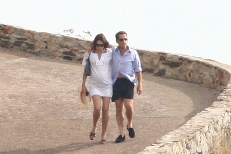 Bruni y Sarkozy pasean durante sus vacaciones. | Gtres