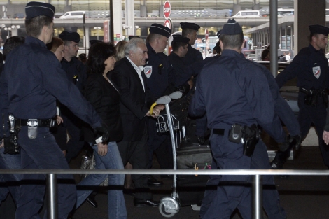 Strauss-LKahn, junto a su mujer, a su llegada al aeropuerto de Pars. | Afp