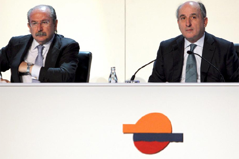Los presidentes de Sacyr (izquierda) y Repsol durante una junta de accionistas | Efe