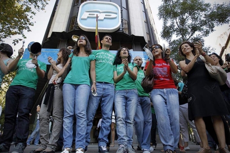 Una decena de profesores de Secundaria protesta frente a la sede del PP.| Di Lolli