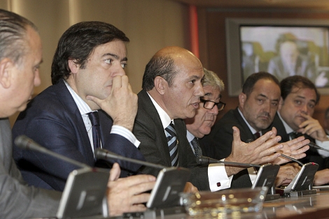 Del Nido, rodeado de presidentes de clubes en una reunión de diciembre de 2010 sobre derechos televisivos. | Efe