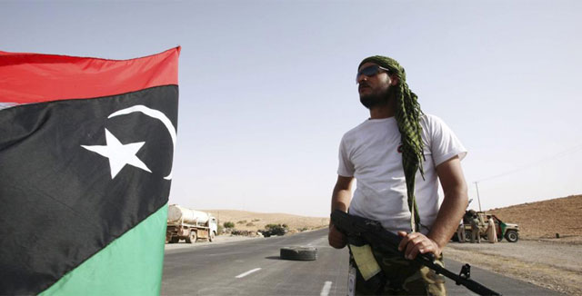 Rebeldes libios en un punto de control en una carretera hacia Bani Walid. | Efe