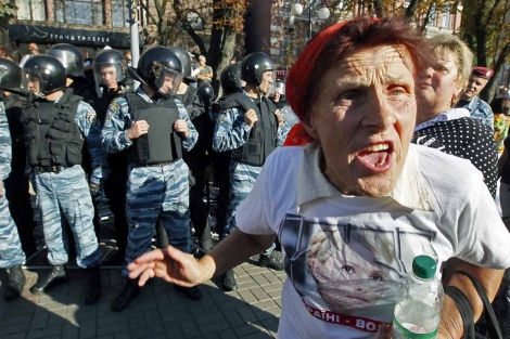 Partidarios de Timoshenko protestan frente al juzgado de Pechora, en Kiev. | Efe