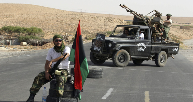 Rebeldes libios en un punto de control en la carretera de Tarhuna hacia Bani Walid. | Efe