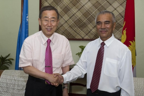 El secretario general de la ONU, Ban Ki-moon (i) y el presidente de Kiribati, Anote Tong. | Reuters.