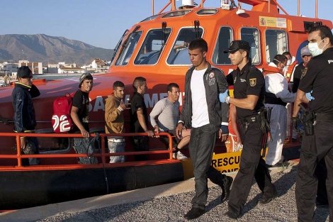 Los inmigrantes, a su llegada al puerto de Motril. | Efe