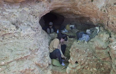 Excavaciones en una cueva de Pinilla del Valle. | A. Heredia