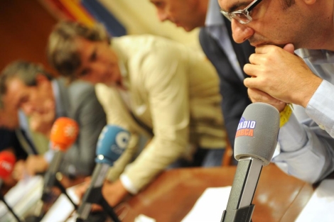 Los principales rostros de las emisoras han defendido la postura de las radios. En primer plano, Edu Garca, de Radio Marca. | Afp