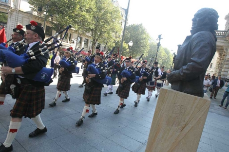 Los gaiteros escoceses desfilan con su msica por las calles de Bilbao. | Mitxi