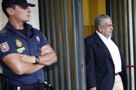 El ex alcalde socialista Rafael Rosendo, saliendo del juzgado. | Esther Lobato