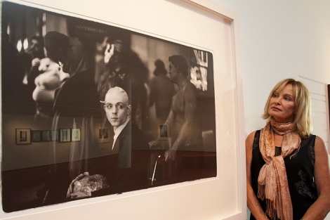 Jessica Lange, ante una de sus fotografas. | Alex Pia/Centro Niemeyer