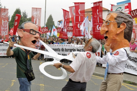 Manifestación de los sindicatos gallegos contra los recortes en Educación. | Efe