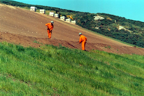 Varios operarios colocan el manto que selló el vertedero, en 1999. | Carlos Lago
