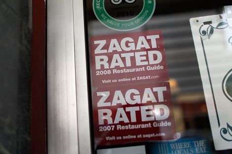 Cartel de 'valorado por Zagat' en un restaurante de Florida. | Getty/AFP