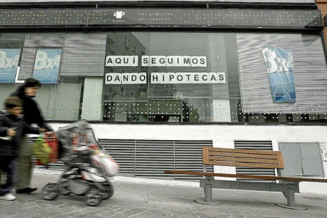 Una entidad publicita en su fachada que sigue dando hipotecas. | Alberto Di Lolli