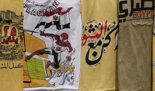 Una camiseta alusiva a Ahmed al Shahat a la venta en un puesto de la plaza Tahrir. | Francisco Carrin