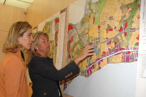 La alcaldesa de Marbella consulta el PGOU del municipio. | ELMUNDO.es