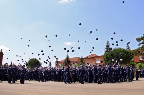 Gorras al aire durante un graduacin en la Base de La Virgen del Camino. | Ical