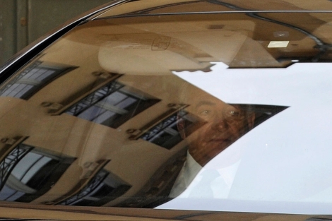 Strauss-Kahn regresa a su domicilio en Pars tras declarar ante la polica este lunes. | Reuters