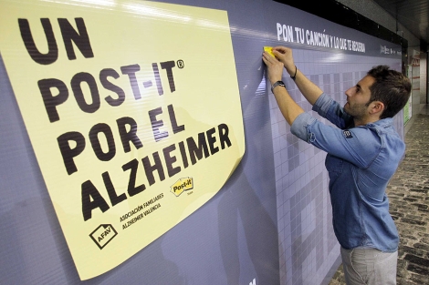 El piloto Hctor Faubel pone el primer 'post it' en la campaa contra el Alzheimer. | Jos Cullar