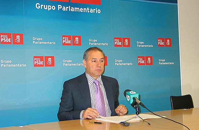 Jos Tom Roca, en una rueda de prensa en el Parlamento gallego. | PSdeG