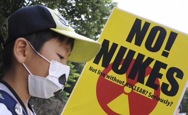 Manifestantes sostienen pancartas durante una manifestacin antinuclear en Tokio (Japn). | Tomoyuki Kaya