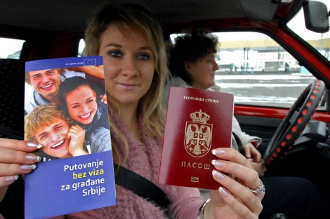 Una serbia ensea el pasaporte con el que podr viajar por la zona Schengen sin visado. | Afp