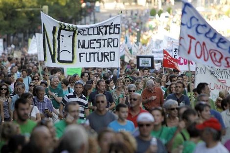 Miles de personas se manifiestan en Madrid por los 'recortes educativos' de Aguirre.| Di Lolli