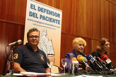 El padre, Eduardo Contreras, en la rueda de prensa del Defensor del Paciente. | Carlos Márquez