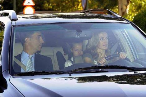 La princesa de Asturias conduciendo hacia el colegio. | Gtres