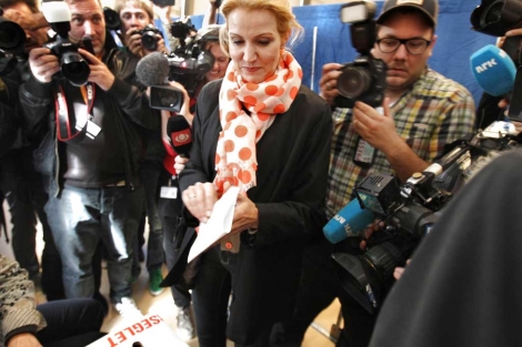 Helle Thorning-Schmidt vota durante las elecciones en Copenhague. | Reuters