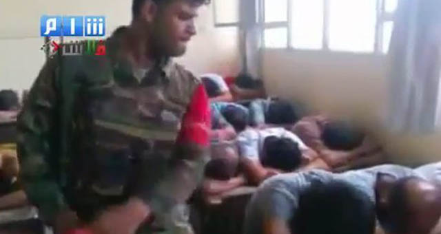Un soldado sirio golpea en el cuello a varios estudiantes. | Efe