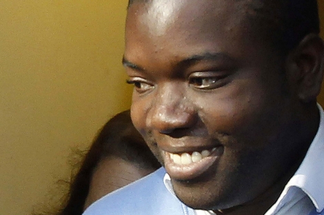 Adoboli, con una gran sonrisa, al salir del Tribunal. | Reuters