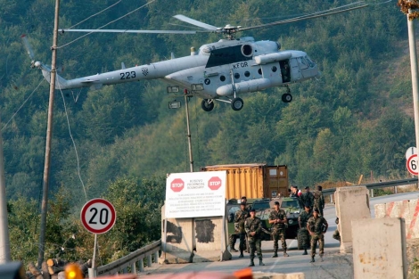Un helicptero de la misin de la UE en Kosovo (eulex) en Brnjak, Kosovo. | Efe