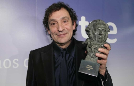 El director mallorqun tras recibir el Goya por 'Pa negre'. | EM