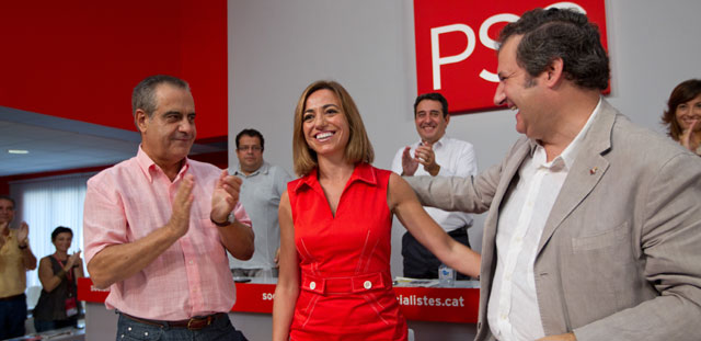 La candidata, aplaudida entre Celestino Corbacho y Jordi Hereu. | Jordi Soteras