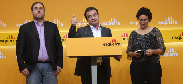 El candidato, Alfred Bosch, celebra la victoria entre Oriol Junqueras y Marta Rovira. | Christian Maury