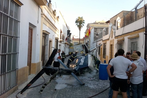 El helicptero accidentado en la calle San Juan de El Puerto. | Jos Contreras