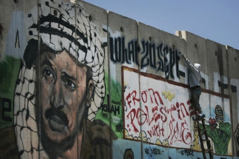 Un joven pinta un graffiti en un acto por el Estado palestino en Ramala. | AP