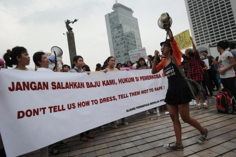 Mujeres y nias protestan contra las declaraciones machistas del gobernador. | Afp