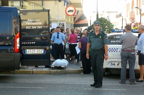 Operarios de una funeraria levantan el cadáver en presencia de la Guardia Civil. | A. L.