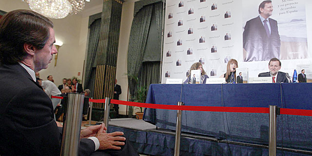 Aznar observa a Rajoy durante la presentacin. | Javier Barbancho
