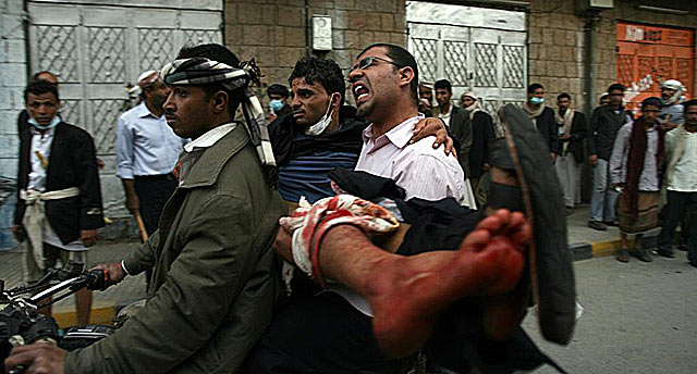 Un herido en las protestas en San es trasladado en brazos a un hospital. | Afp