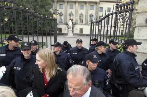 Policas alemanes evacan el auditorio de la universidad Humboldt en Berln. | Efe